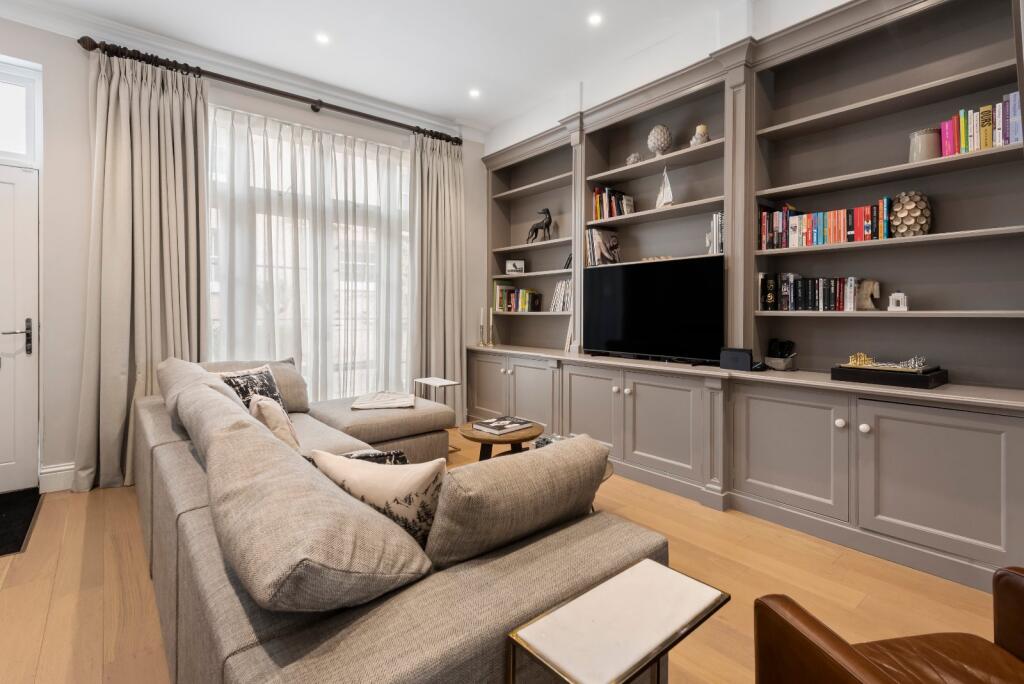 3 bed Mews for rent in Kensington. From Chestertons Estate Agents - South Kensington Lettings 3 bed Mews for rent in Kensington. From Chestertons Estate Agents - South Kensington Lettings