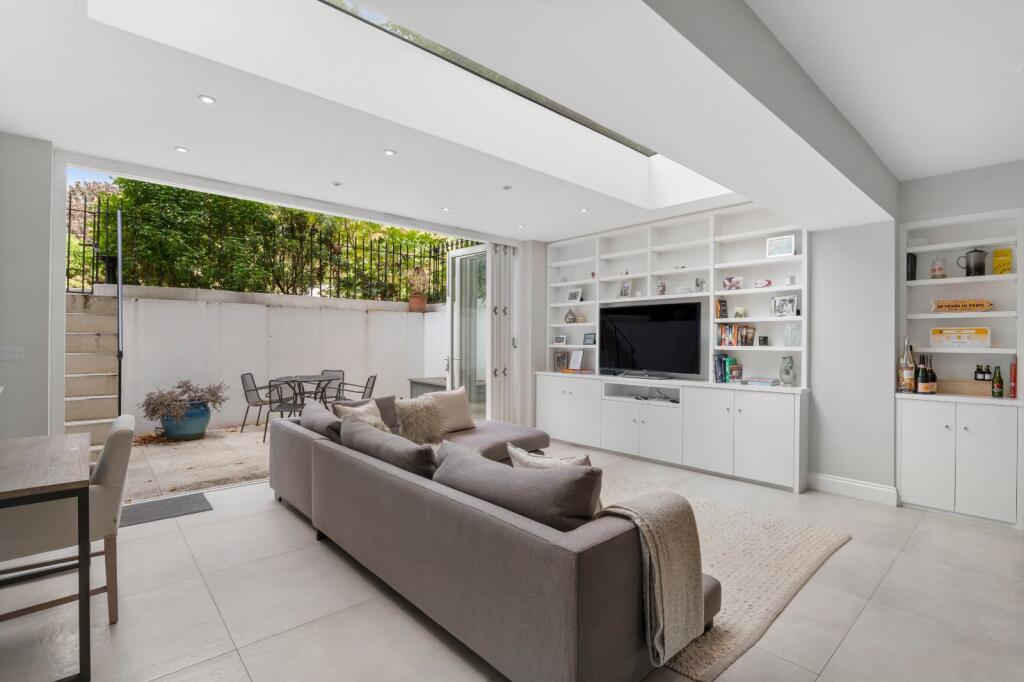 2 bed 1st Floor Flat for rent in Kensington. From Chestertons Estate Agents - South Kensington Lettings