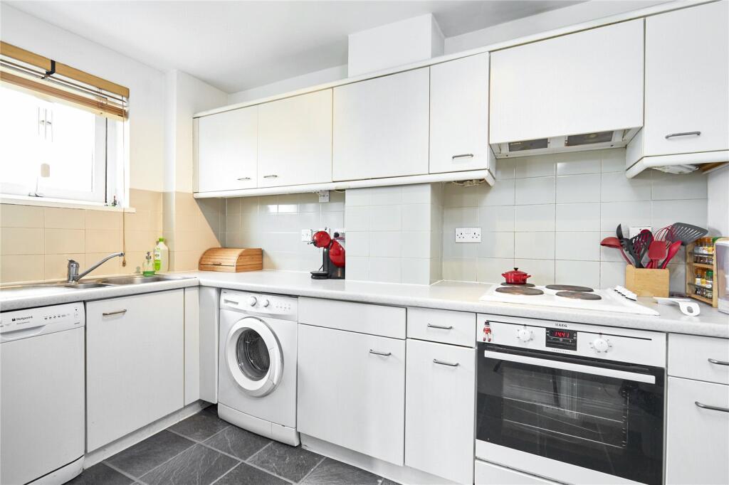 2 bed Flat for rent in Poplar. From Chestertons Estate Agents - Tower Bridge Lettings