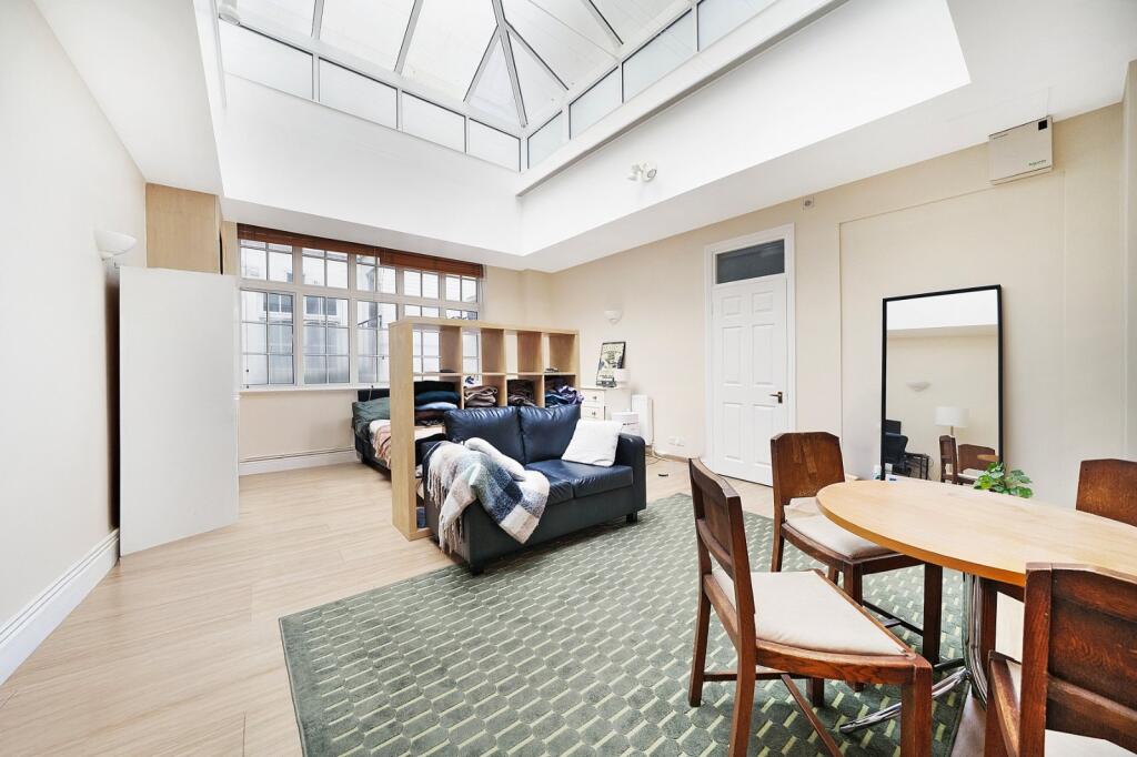 4 bed 1st Floor Flat for rent in Stepney. From Chestertons Estate Agents - Tower Bridge Lettings 4 bed 1st Floor Flat for rent in Stepney. From Chestertons Estate Agents - Tower Bridge Lettings