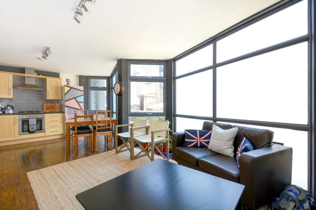 2 bed 1st Floor Flat for rent in Stepney. From Chestertons Estate Agents - Tower Bridge Lettings