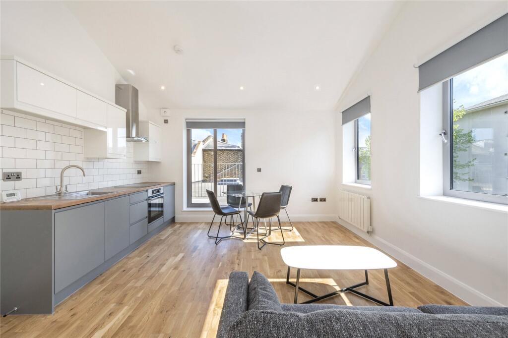 4 bed 1st Floor Flat for rent in Camberwell. From Chestertons Estate Agents - Tower Bridge Lettings 4 bed 1st Floor Flat for rent in Camberwell. From Chestertons Estate Agents - Tower Bridge Lettings