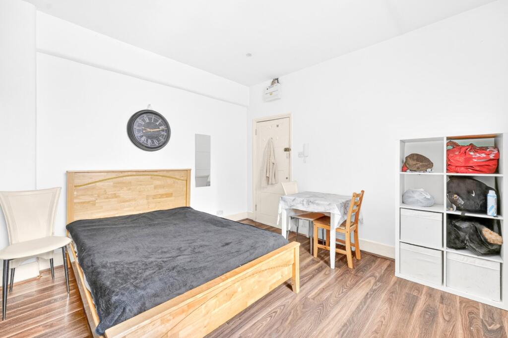 4 bed 1st Floor Flat for rent in Stepney. From Chestertons Estate Agents - Tower Bridge Lettings