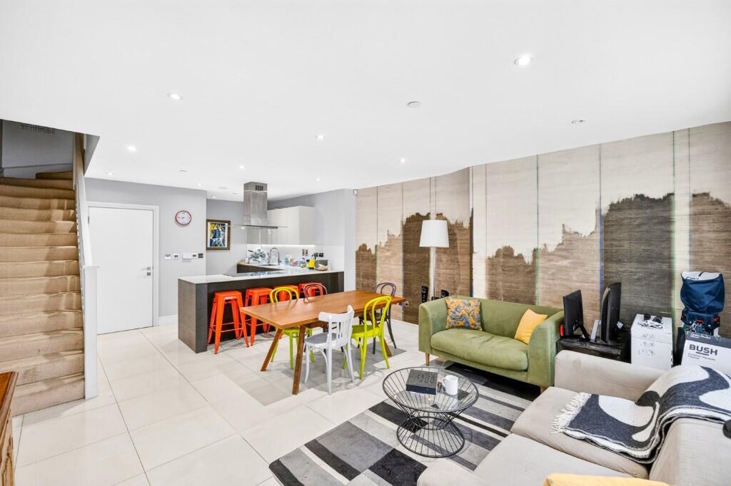 3 bed 1st Floor Flat for rent in Stepney. From Chestertons Estate Agents - Tower Bridge Lettings