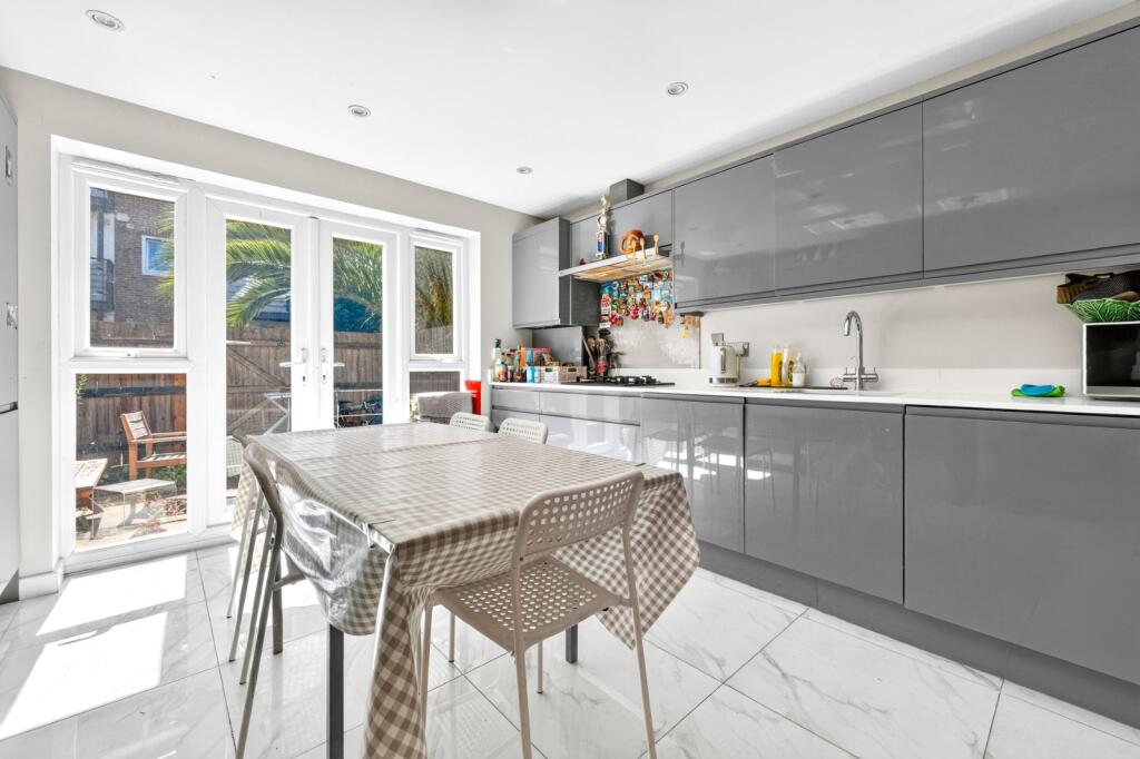 5 bed Detached for rent in Camberwell. From Chestertons Estate Agents - Tower Bridge Lettings 5 bed Detached for rent in Camberwell. From Chestertons Estate Agents - Tower Bridge Lettings