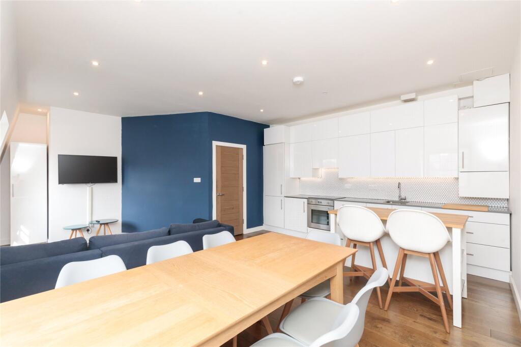 3 bed 1st Floor Flat for rent in Stepney. From Chestertons Estate Agents - Tower Bridge Lettings