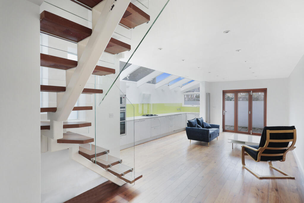 3 bed 1st Floor Flat for rent in Bermondsey. From Chestertons Estate Agents - Tower Bridge Lettings 3 bed 1st Floor Flat for rent in Bermondsey. From Chestertons Estate Agents - Tower Bridge Lettings