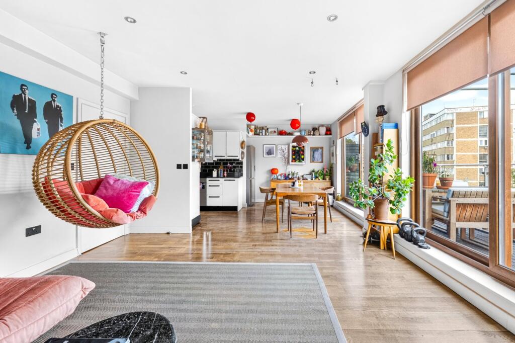 3 bed 1st Floor Flat for rent in Stepney. From Chestertons Estate Agents - Tower Bridge Lettings 3 bed 1st Floor Flat for rent in Stepney. From Chestertons Estate Agents - Tower Bridge Lettings