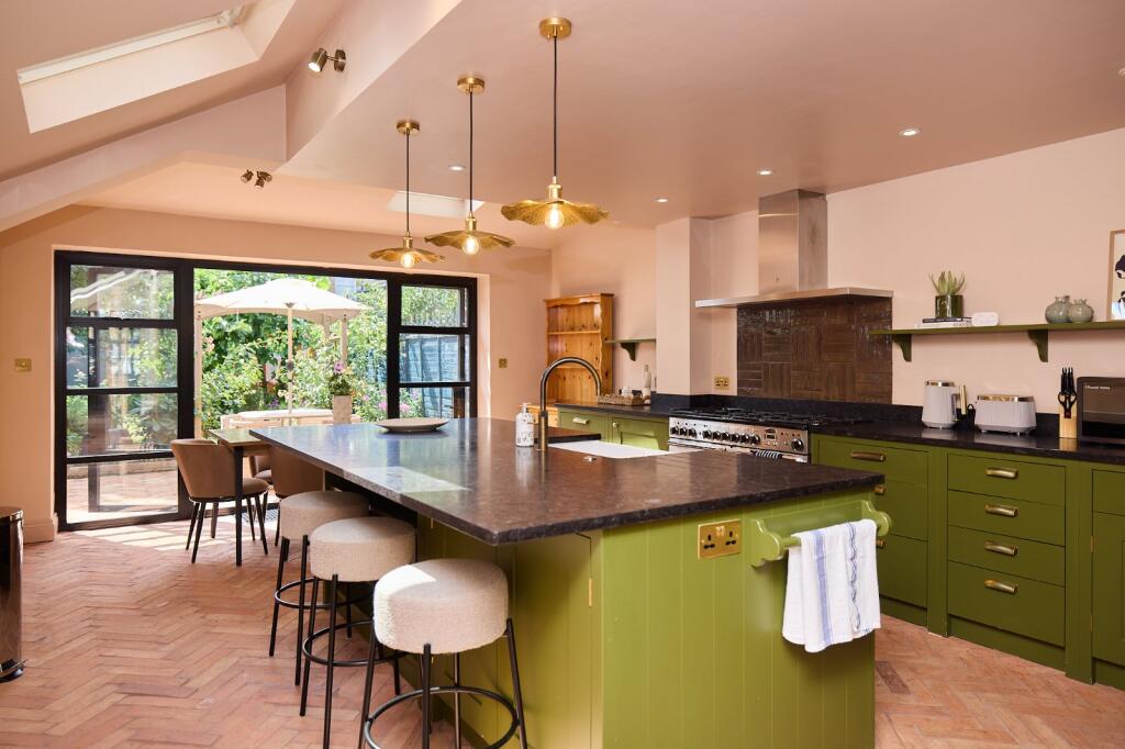 3 bed Mid Terraced House for rent in Bermondsey. From Chestertons Estate Agents - Tower Bridge Lettings