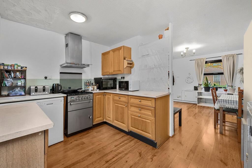2 bed Mid Terraced House for rent in Bermondsey. From Chestertons Estate Agents - Tower Bridge Lettings 2 bed Mid Terraced House for rent in Bermondsey. From Chestertons Estate Agents - Tower Bridge Lettings