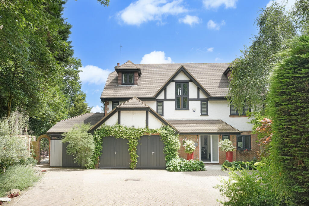 5 bed Detached for rent in Chislehurst. From Chestertons Estate Agents - Tower Bridge Lettings 5 bed Detached for rent in Chislehurst. From Chestertons Estate Agents - Tower Bridge Lettings