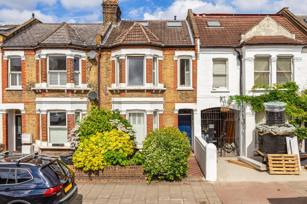 3 bed 1st Floor Flat for rent in Wandsworth. From Chestertons Estate Agents - Wandsworth Lettings
