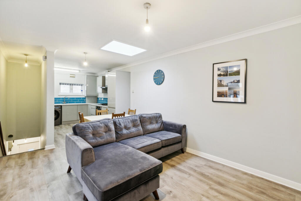 3 bed 1st Floor Flat for rent in Wandsworth. From Chestertons Estate Agents - Wandsworth Lettings 3 bed 1st Floor Flat for rent in Wandsworth. From Chestertons Estate Agents - Wandsworth Lettings