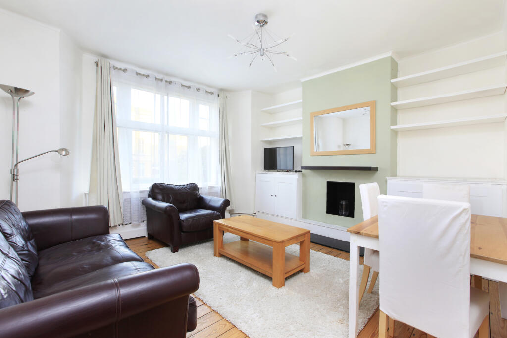 2 bed 1st Floor Flat for rent in Wandsworth. From Chestertons Estate Agents - Wandsworth Lettings 2 bed 1st Floor Flat for rent in Wandsworth. From Chestertons Estate Agents - Wandsworth Lettings