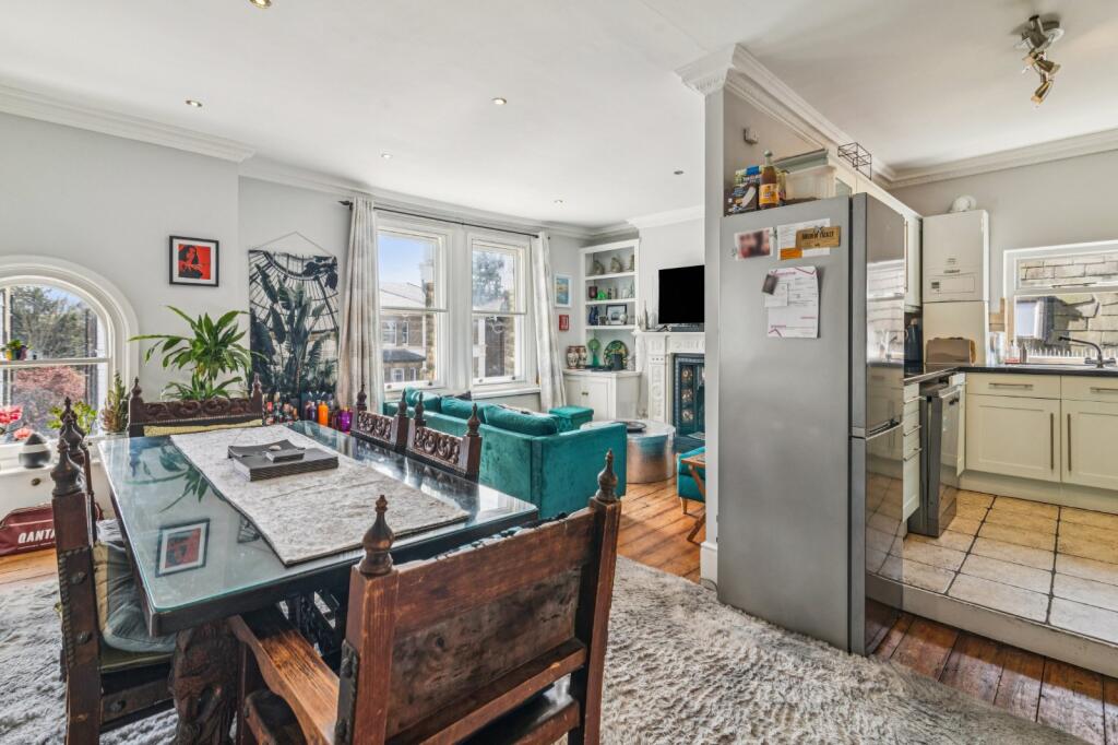 2 bed 1st Floor Flat for rent in Wandsworth. From Chestertons Estate Agents - Wandsworth Lettings
