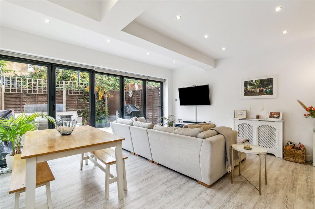 2 bed 1st Floor Flat for rent in Wandsworth. From Chestertons Estate Agents - Wandsworth Lettings