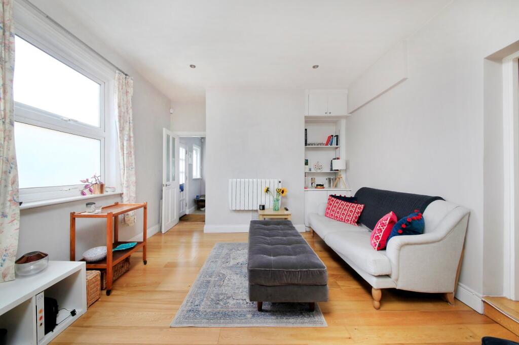 2 bed 1st Floor Flat for rent in Wandsworth. From Chestertons Estate Agents - Wandsworth Lettings 2 bed 1st Floor Flat for rent in Wandsworth. From Chestertons Estate Agents - Wandsworth Lettings