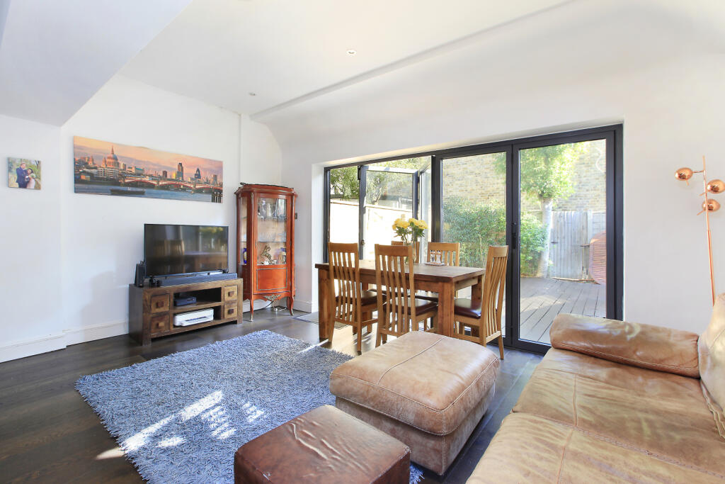 2 bed 1st Floor Flat for rent in Wandsworth. From Chestertons Estate Agents - Wandsworth Lettings 2 bed 1st Floor Flat for rent in Wandsworth. From Chestertons Estate Agents - Wandsworth Lettings
