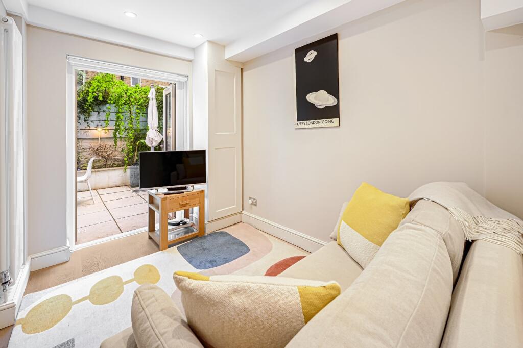 2 bed 1st Floor Flat for rent in Chelsea. From Chestertons Estate Agents - Pimlico