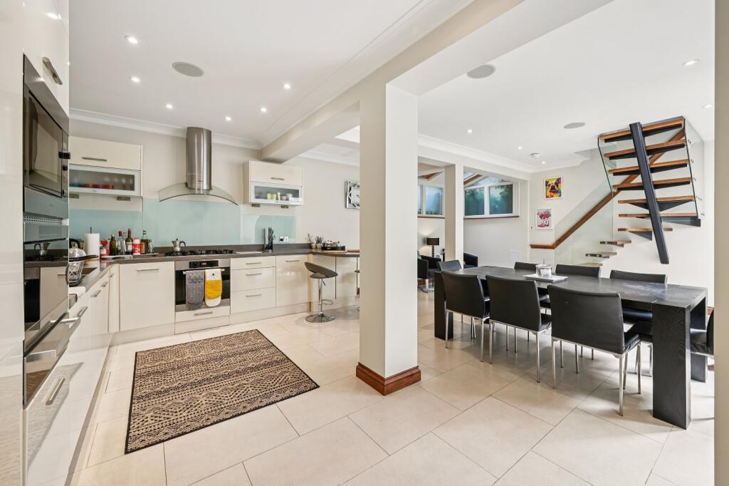 3 bed Detached for rent in Chelsea. From Chestertons Estate Agents - Pimlico
