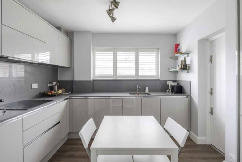 3 bed 1st Floor Flat for rent in Chelsea. From Chestertons Estate Agents - Pimlico