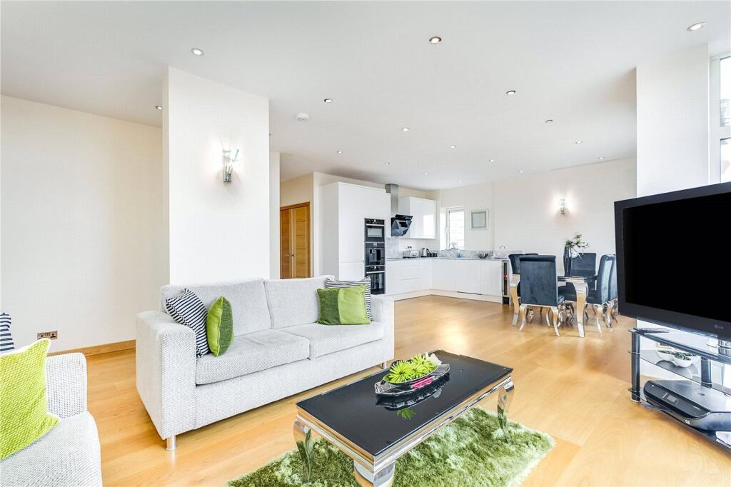3 bed 1st Floor Flat for rent in Chelsea. From Chestertons Estate Agents - Pimlico