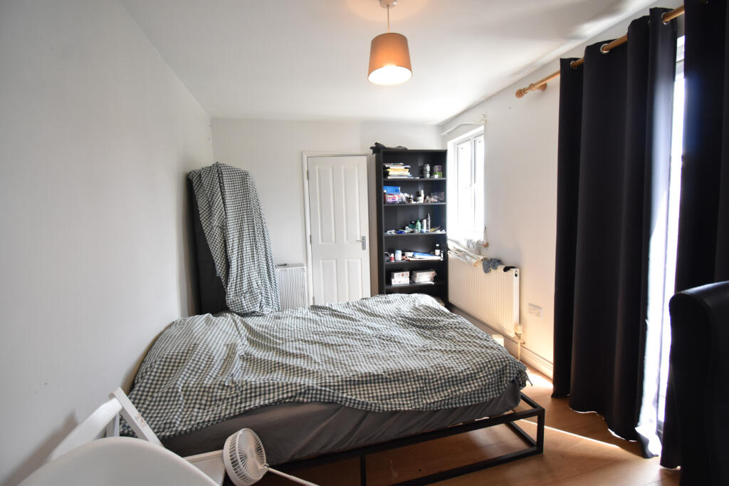 3 bed Apartment for rent in London. From Chris Anthony Estates - London