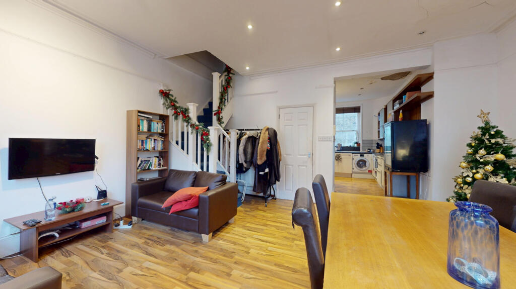 4 bed 1st Floor Flat for rent in London. From Chris Anthony Estates - London