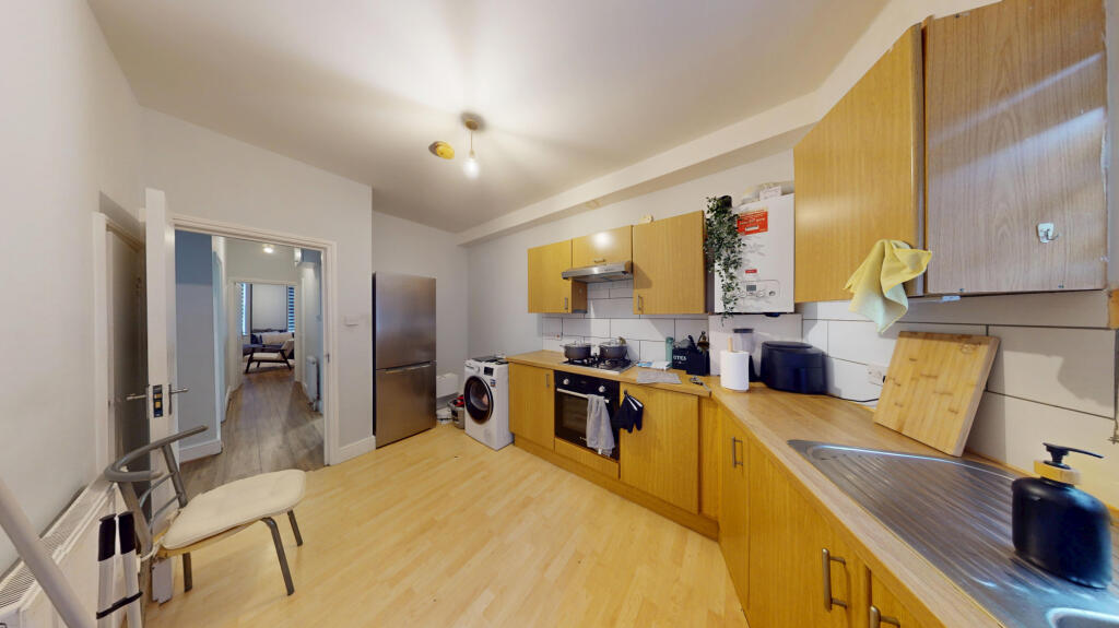 2 bed 1st Floor Flat for rent in London. From Chris Anthony Estates - London