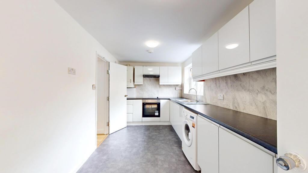 5 bed Detached for rent in Caddington. From Chris Anthony Estates - London