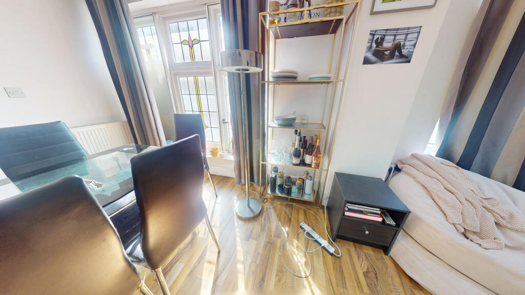 3 bed 1st Floor Flat for rent in London. From Chris Anthony Estates - London