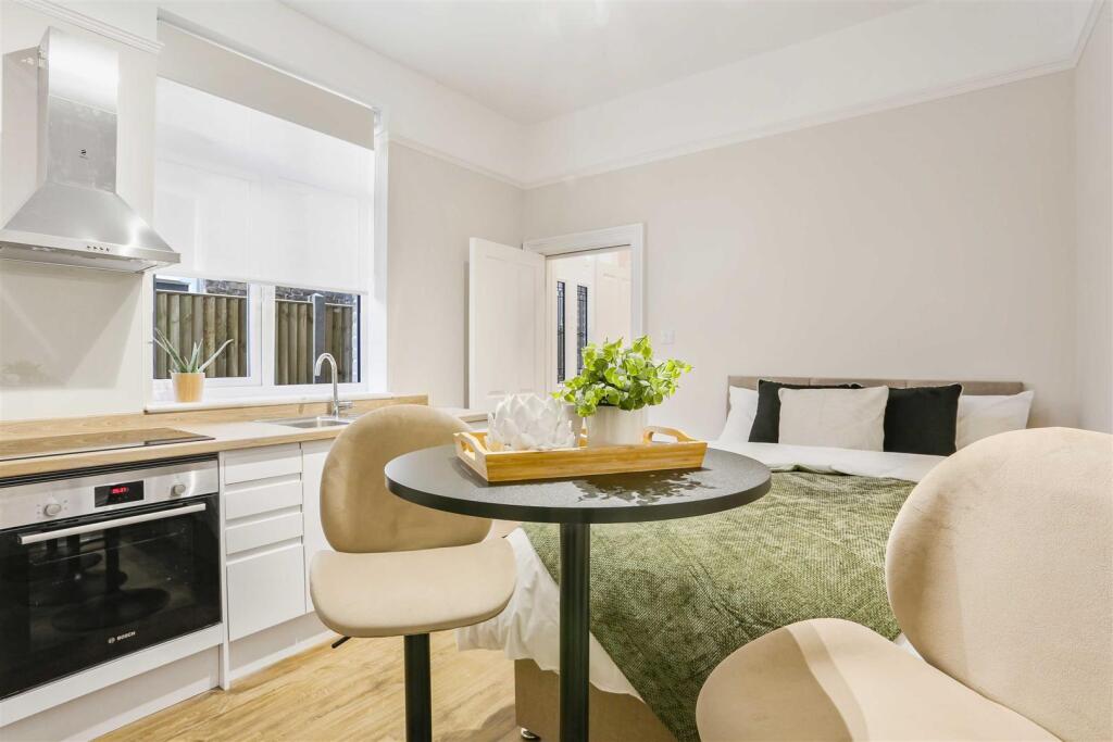 4 bed Studio for rent in Wallington. From Christies - Cheam Sales 4 bed Studio for rent in Wallington. From Christies - Cheam Sales