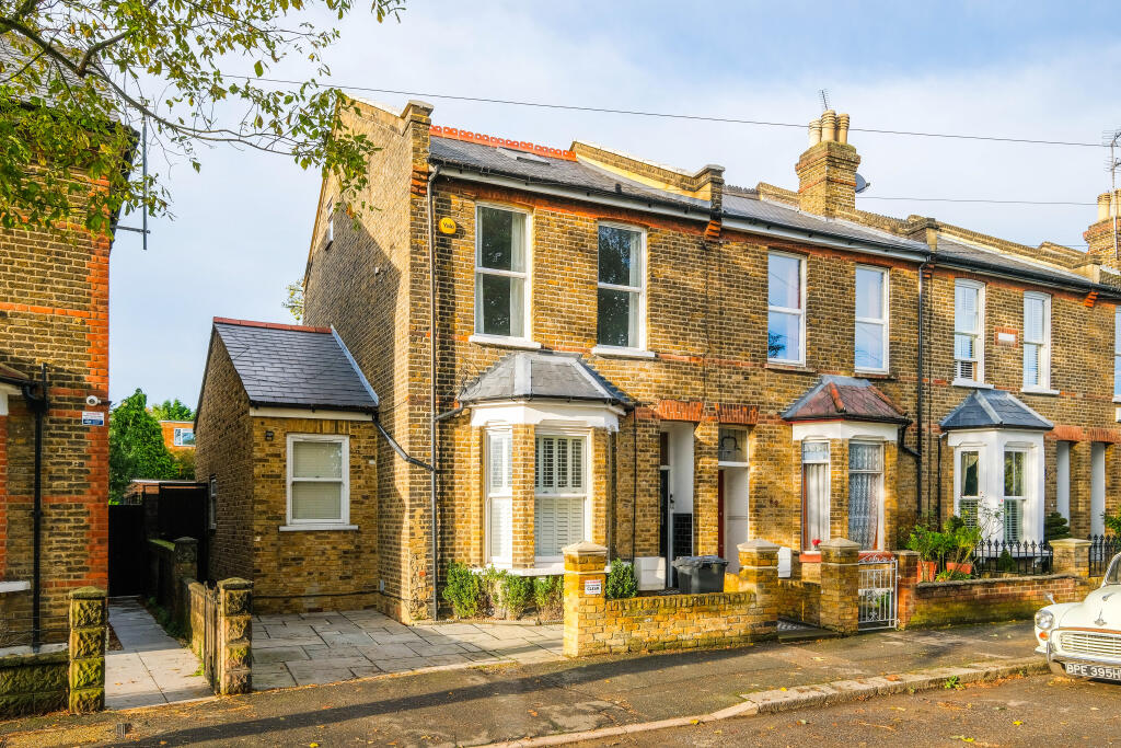 3 bed 1st Floor Flat for rent in Woodford. From Churchill Estates - South Woodford