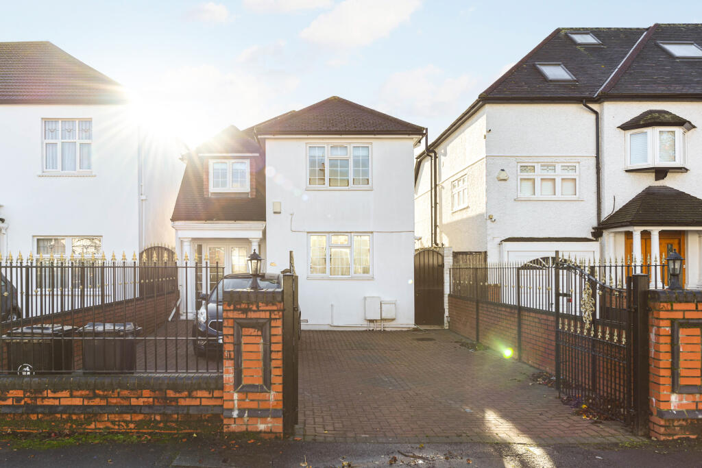 4 bed Detached for rent in Walthamstow. From Churchill Estates - South Woodford