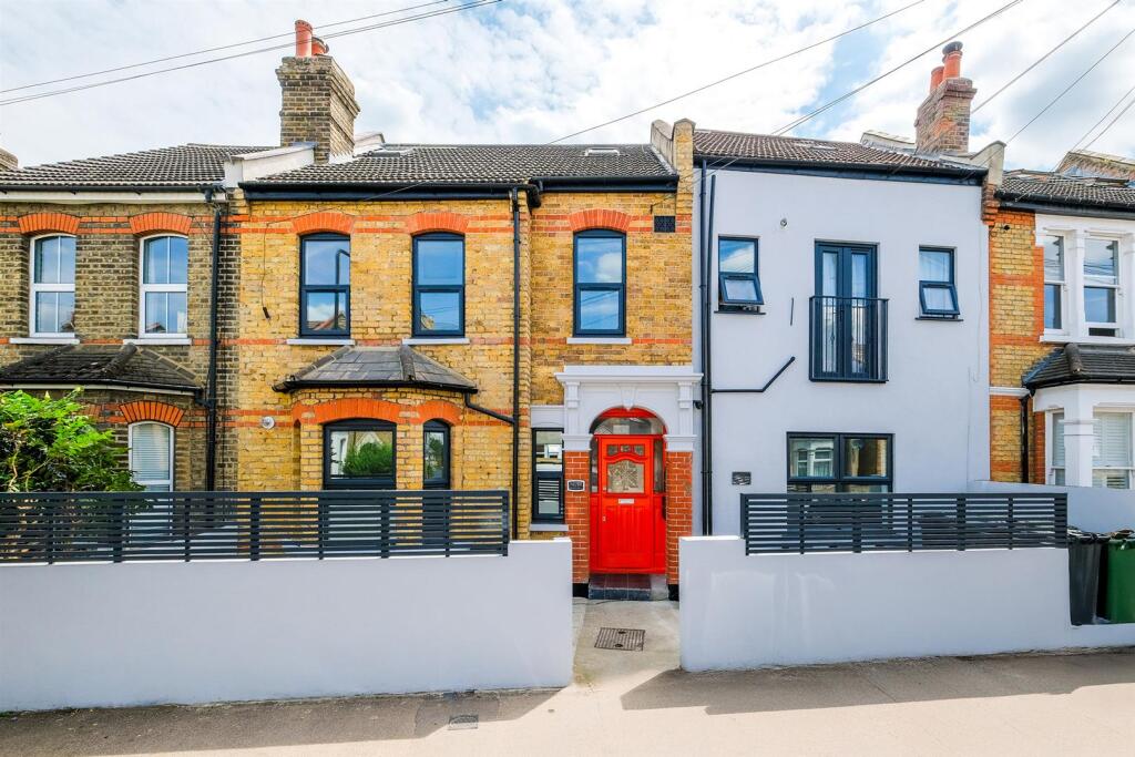 2 bed 1st Floor Flat for rent in Walthamstow. From Churchill Estates - Walthamstow