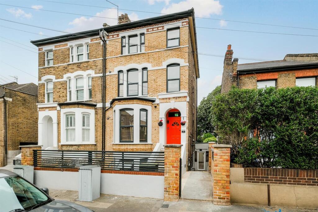 4 bed Studio for rent in Wanstead. From Churchill Estates - Walthamstow
