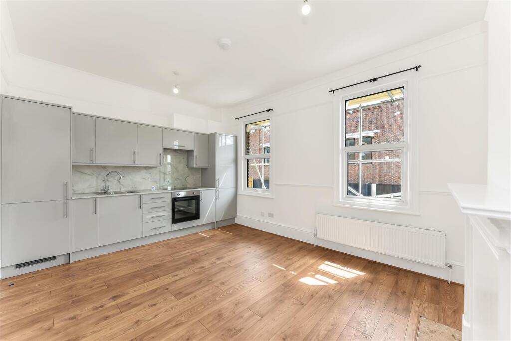 4 bed 1st Floor Flat for rent in Walthamstow. From Churchill Estates - Walthamstow 4 bed 1st Floor Flat for rent in Walthamstow. From Churchill Estates - Walthamstow