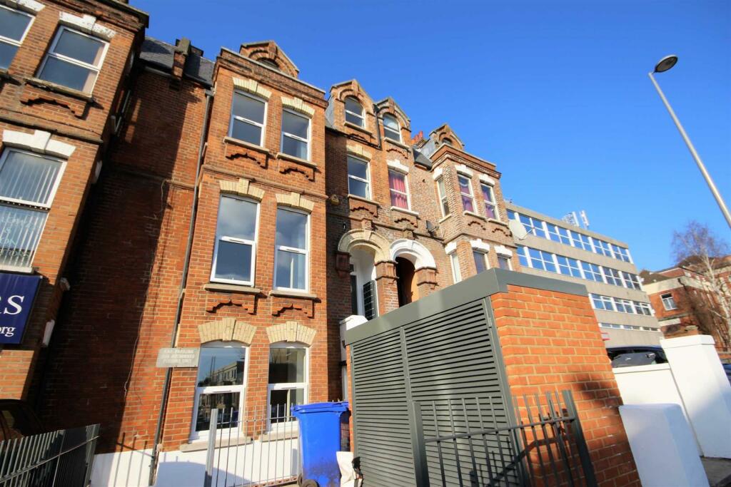 3 bed Studio for rent in Walthamstow. From Churchill Estates - Walthamstow