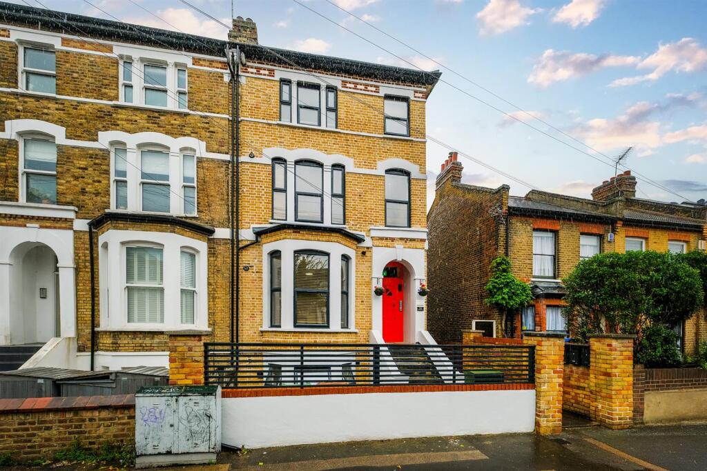 2 bed 1st Floor Flat for rent in Wanstead. From Churchill Estates - Walthamstow