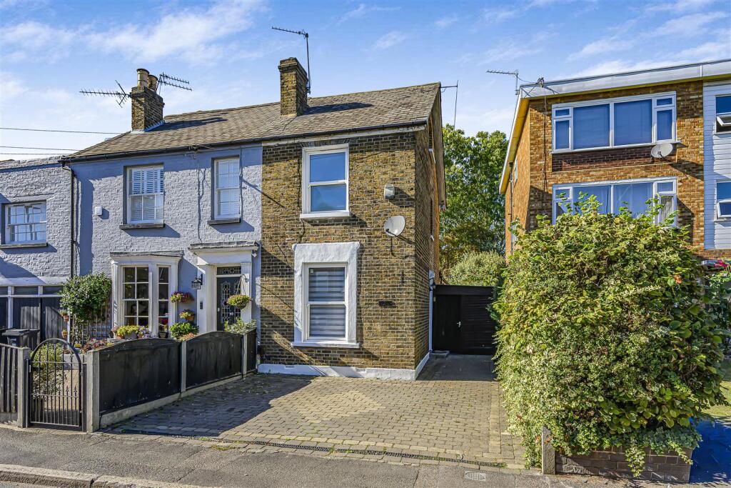 3 bed Detached for rent in Woodford. From Churchill Estates - Walthamstow 3 bed Detached for rent in Woodford. From Churchill Estates - Walthamstow