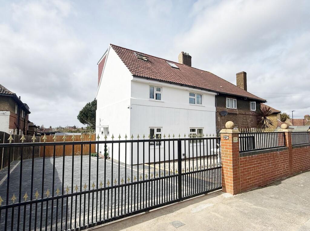 4 bed Detached for rent in Eltham. From CKB Estate Agents - Eltham