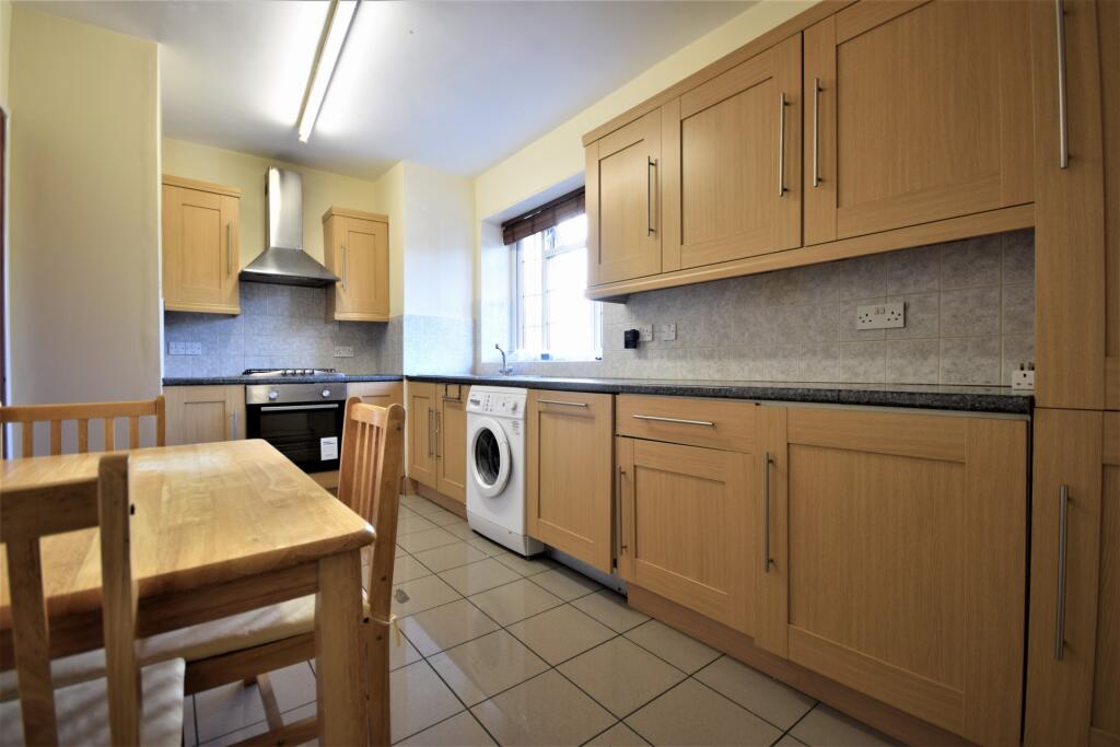 3 bed 1st Floor Flat for rent in Penge. From CKB Estate Agents - Eltham 3 bed 1st Floor Flat for rent in Penge. From CKB Estate Agents - Eltham