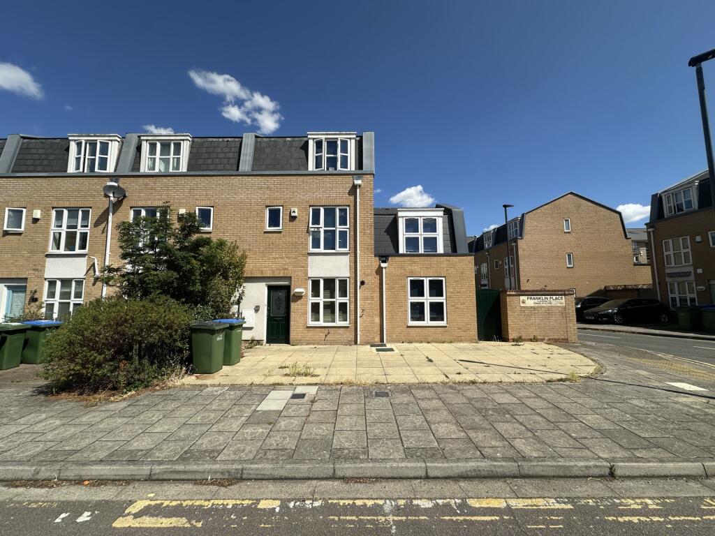 4 bed Detached for rent in Lewisham. From CKB Estate Agents - Eltham