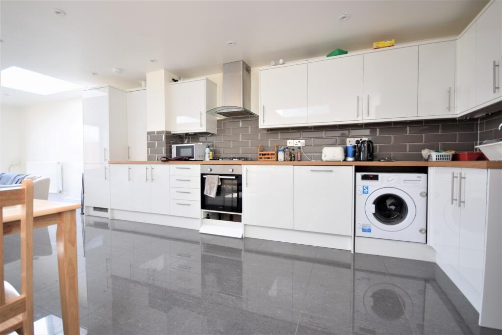 5 bed Detached for rent in Deptford. From CKB Estate Agents - Eltham 5 bed Detached for rent in Deptford. From CKB Estate Agents - Eltham