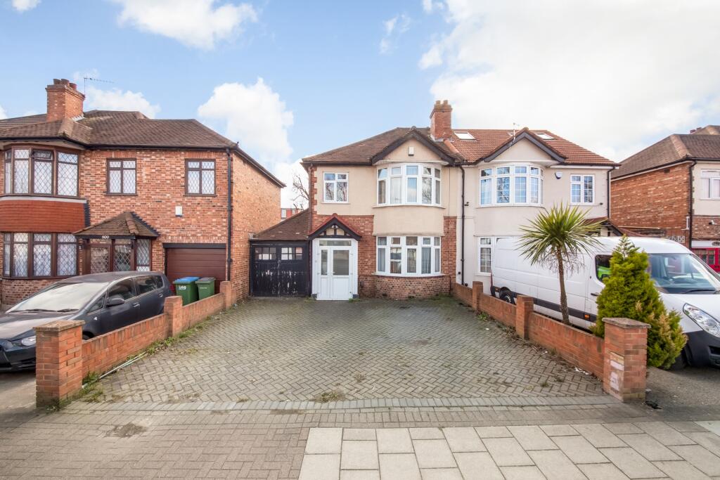 3 bed Detached for rent in Eltham. From CKB Estate Agents - Eltham 3 bed Detached for rent in Eltham. From CKB Estate Agents - Eltham