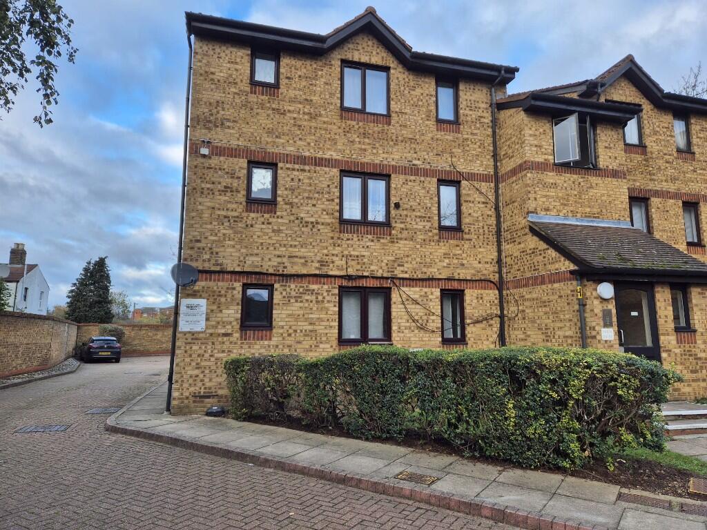 4 bed Studio for rent in London. From Clarke Residential - Chingford