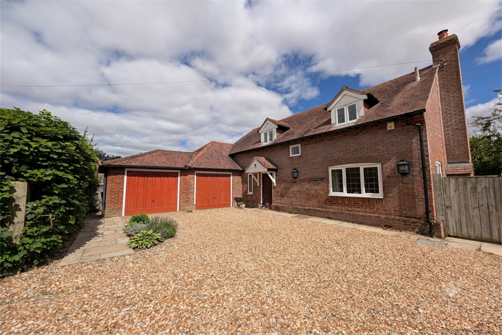 3 bed Detached for rent in Aylesbury. From College & County ltd - Thame 3 bed Detached for rent in Aylesbury. From College & County ltd - Thame