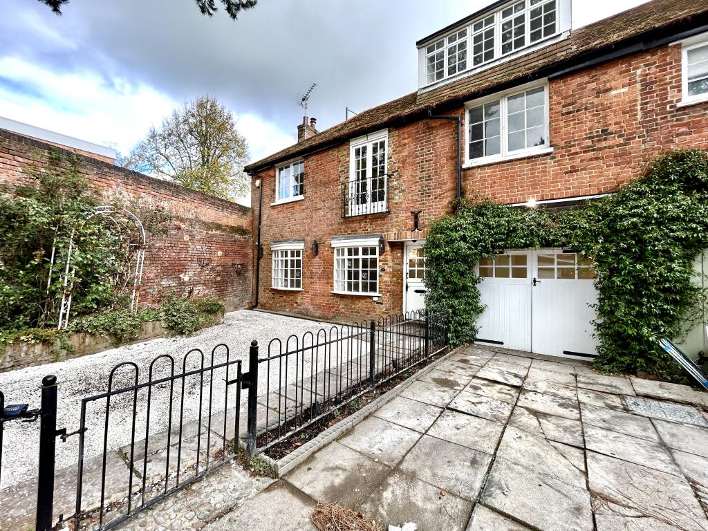 3 bed Detached House for rent in Stanmore. From Connells Lettings - Harrow