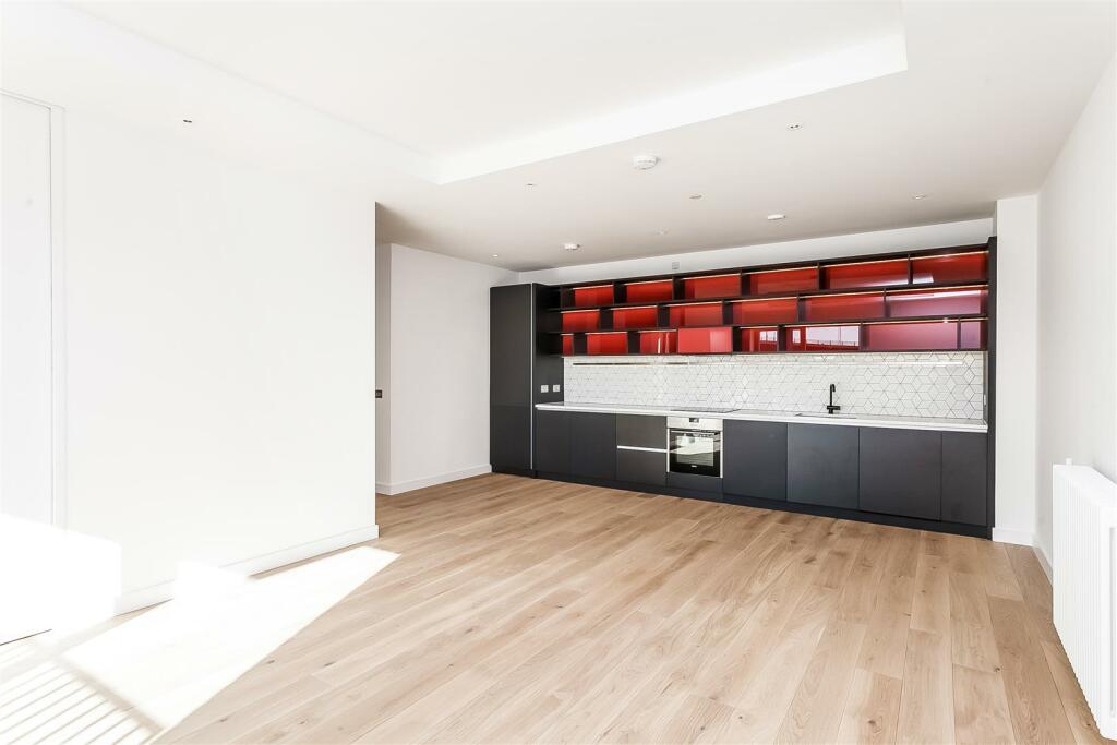 3 bed Flat for rent in Poplar. From Coopers - london