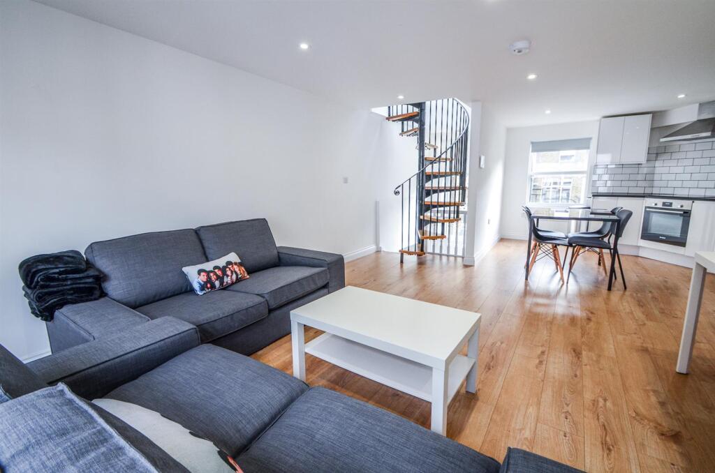 4 bed Annexe for rent in London. From Coopers - London 4 bed Annexe for rent in London. From Coopers - London